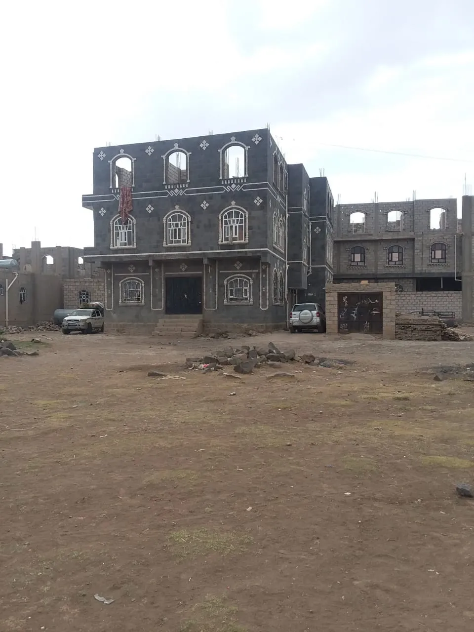 هذا العقار للبيع بمساحه ثلاث لبن شارع ٢٤  اربع وربع شقق