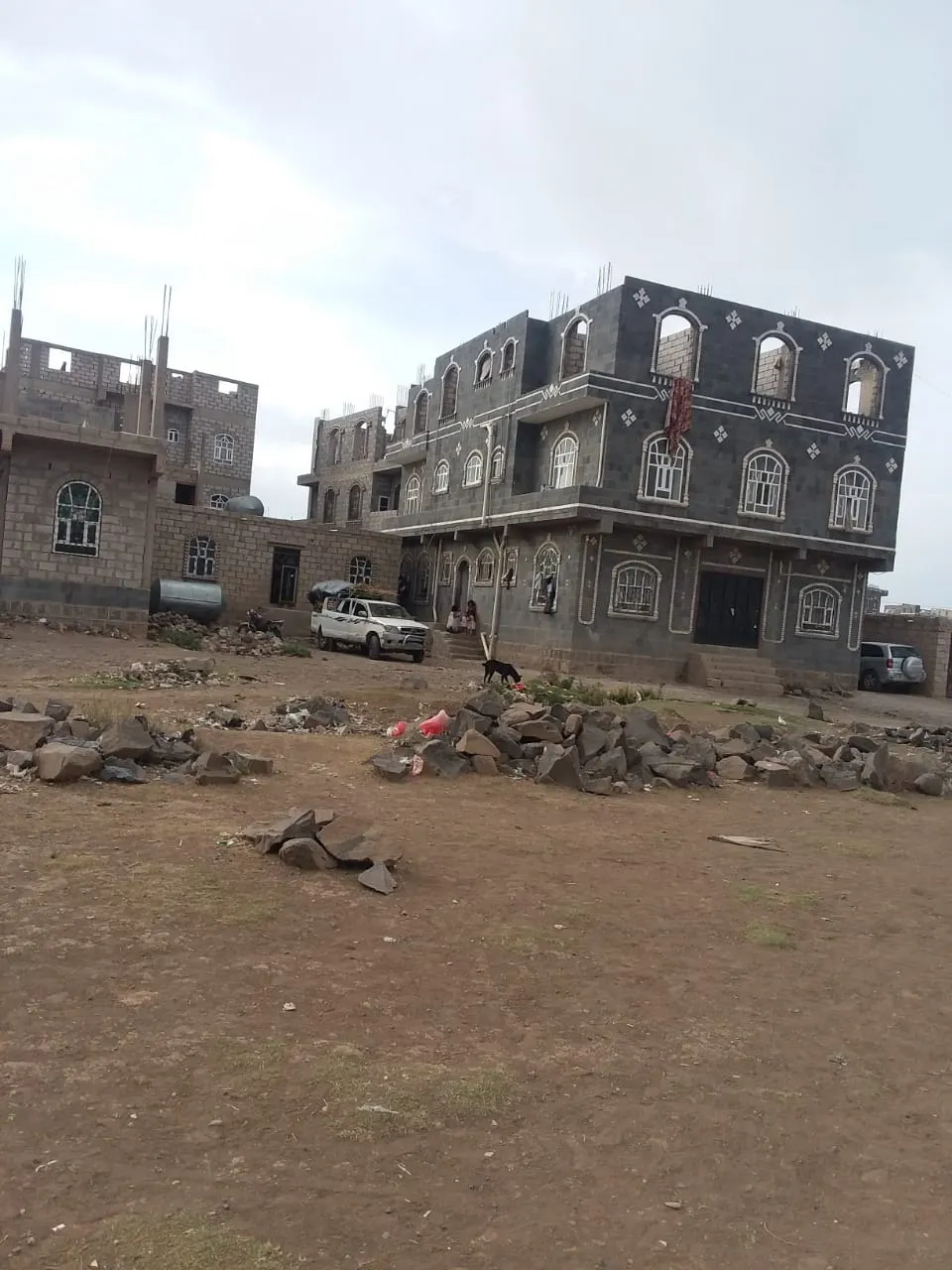 هذا العقار للبيع بمساحه ثلاث لبن شارع ٢٤  اربع وربع شقق